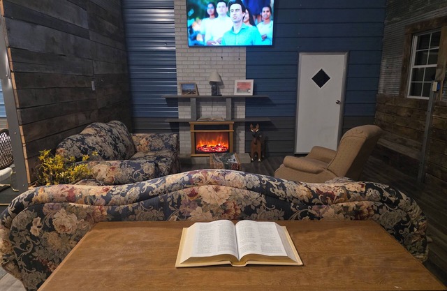 Charming 2-bedroom cabin with WiFi, AC in tranquil Hunnewell
