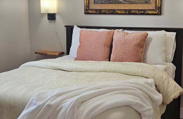 Charming 2-bedroom cottage with AC, WiFi in welcoming Kyle