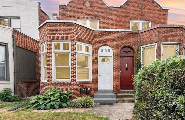 Charming 2-bedroom home w/WiFi, AC, pet friendly close to Farm Show in Uptown