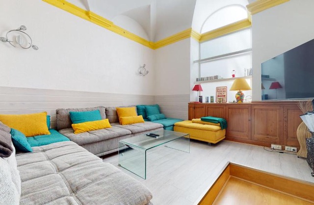 Charming 2 Bedroom Haven Steps Away from Prince's Palace