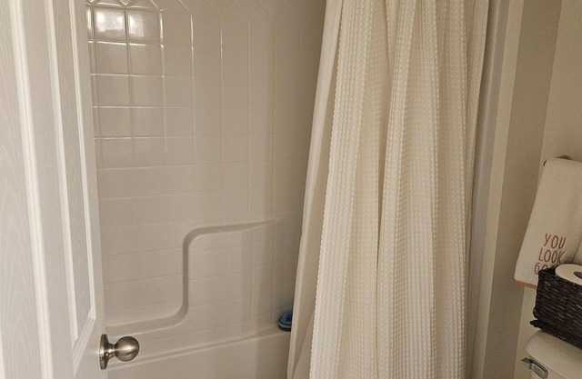 Charming 2-bedroom house with WiFi, AC in wonderful Columbus