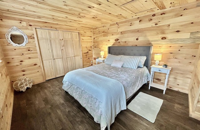 Charming 2 Bedroom Private Cabin Near Bangor