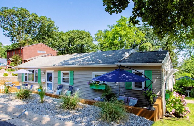 Charming 2-bedroom shore cottage with free parking