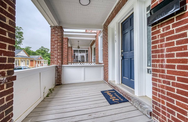 Charming 2-Bedroom Townhome Near The Water, in Wonderful Hopewell
