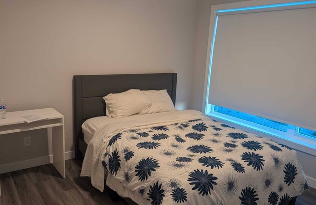 Charming 2-bedroom townhome in marvelous 215 with WiFi, AC