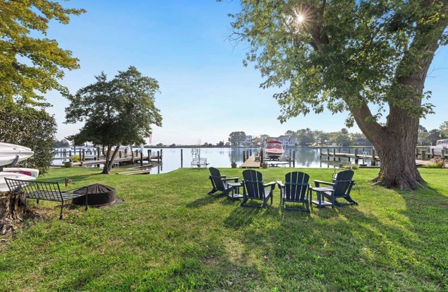 Charming 2-bedroom waterfront cottage in peaceful Stevensville with AC, WiFi