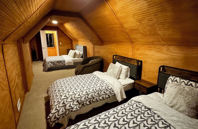 Charming 2-bedroom cabin by Sierra Ski hill