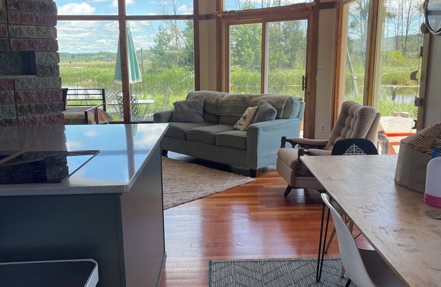 Charming 2-bedroom waterfront cabin with AC, WiFi in serene Arcadia