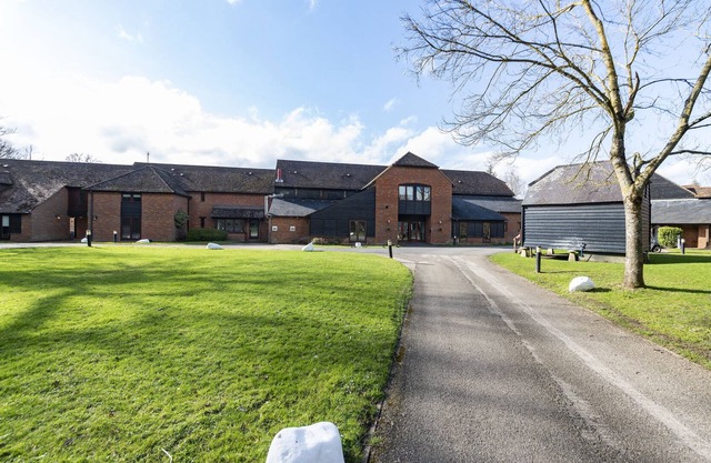 Charming 20-Bed self contained dwelling in Hook