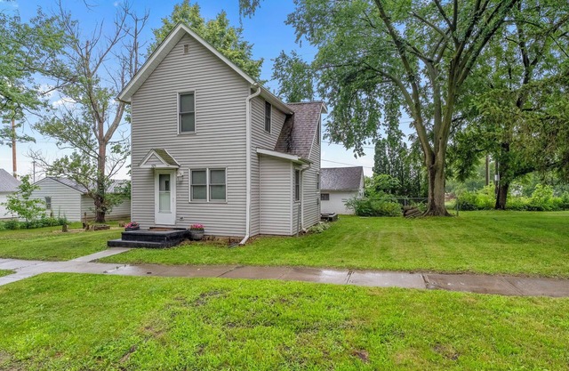 Charming 2bed, 1.5bath home with fire pit, near trails, dining, and key landmark