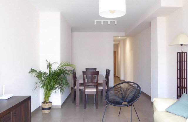 Charming 3-Bedroom Apartment with WIFI, Near Puerto Beach, Valencia