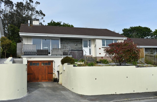 Charming, 3 bed, dog friendly bungalow with lovely views, 5 mins from the beach