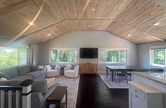 Charming 3-bedroom house in Plum Beach on a beautiful lot with WiFi and AC
