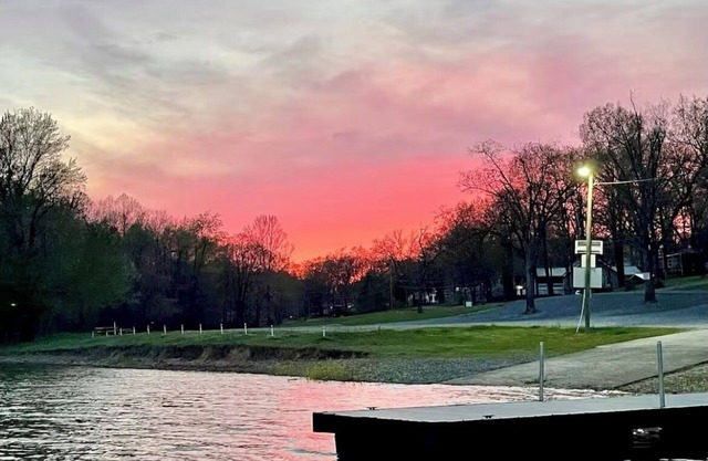 Charming 3 bedroom lake front house in Gilbertsville with WiFi and AC
