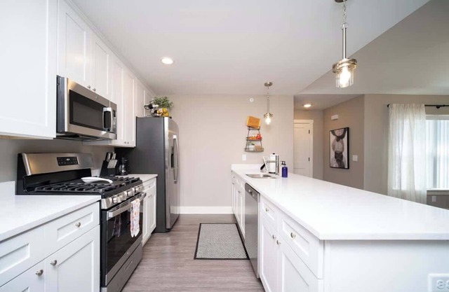 Charming 3 bedroom Condo in Bettendorf with King Master Suite