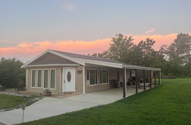 Charming 3-bedroom cabin in wonderful Theodosia with Tiki Bar