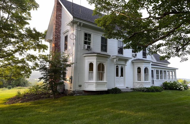 Charming 3-bedroom cottage with AC, WiFi in peaceful Appleton