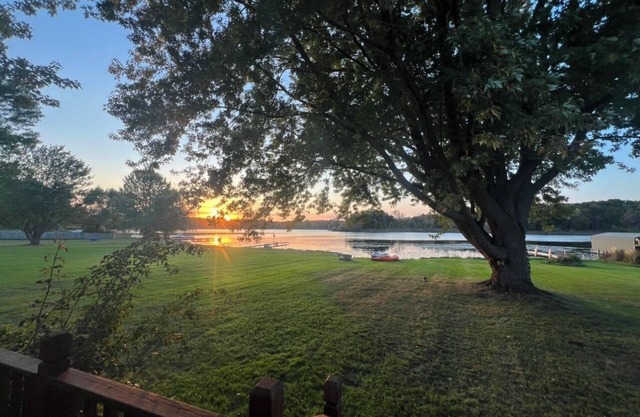 Charming 3-bedroom cottage on the lake in lovely Linden with a beautiful view!