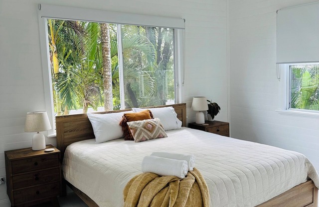Charming 3-bedroom country-coastal home with WiFi & AC