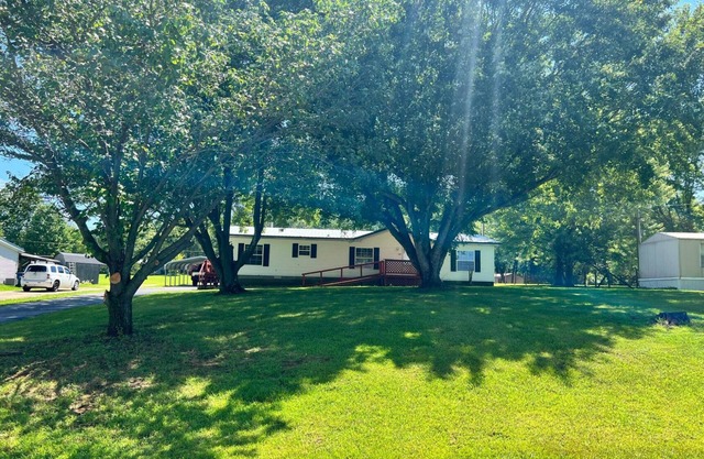 Charming 3-bedroom house across from Axtel campground and Nick's Boat Dock