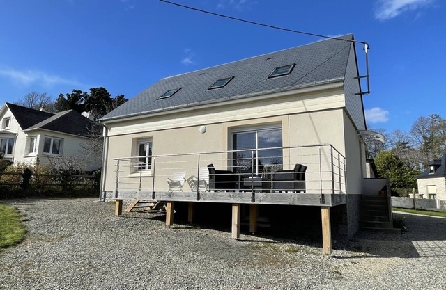 Charming 3-Bedroom House Near Beach with Garden, Free WiFi, and Parking