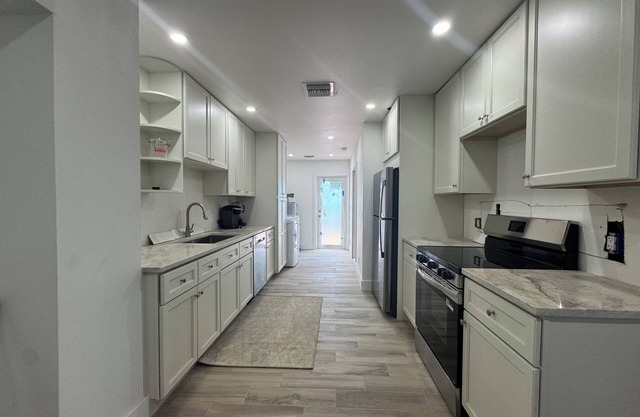 Charming 3-bedroom house with community pool 55+