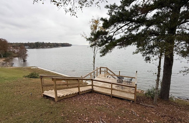 Charming 3-bedroom house in Vance with WiFi and beautiful lake view