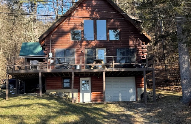 Charming 3-bedroom + loft log cabin at Lake Bomoseen in Castleton, VT. Sleeps 12