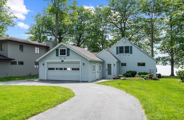 Charming 3-bedroom lake front home with patio, WiFi and AC. Minutes from Auburn.