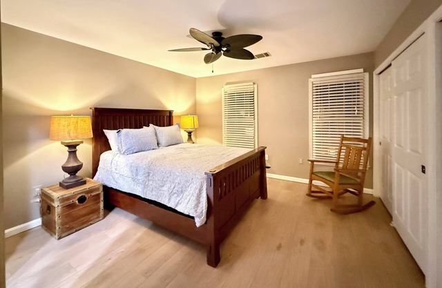Charming 3-bedroom townhome with AC, WiFi in fabulous Gaithersburg