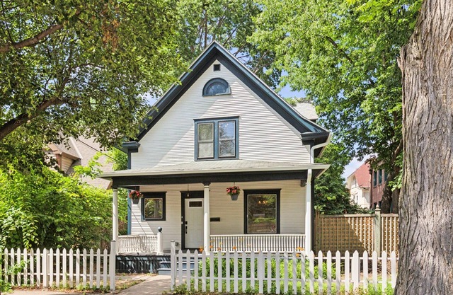 Charming 3-bedroom house within walking distance to Eat Street and Minneapolis