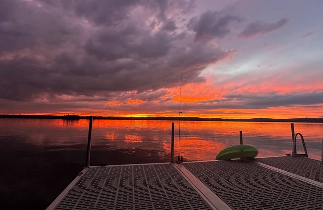 Charming 3-bedroom waterfront cottage with AC, WiFi and spectacular sunset views