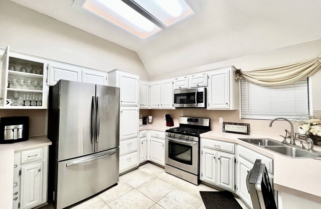 Charming 3-BR Home in Pasadena near highways, industry, shopping