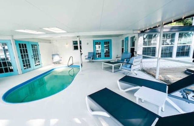 Charming 4/3 Lakehouse W/Pool