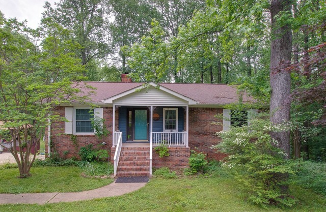 Charming 4-bedroom house on the Flint River, WiFi in beautiful Huntsville, AL.