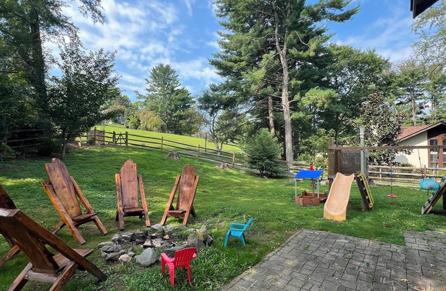 Charming 4-bedroom house in Gaithersburg with WiFi and AC and fenced in yard!