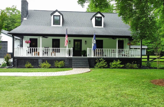 Charming 4-bedroom country home with waterfall and Gameroom in Indian Trail