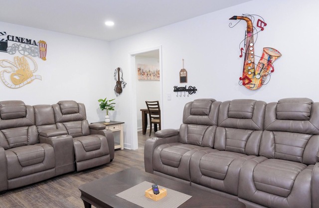 Charming 4bed/3bath with Pool Table -2King/3Queen Beds