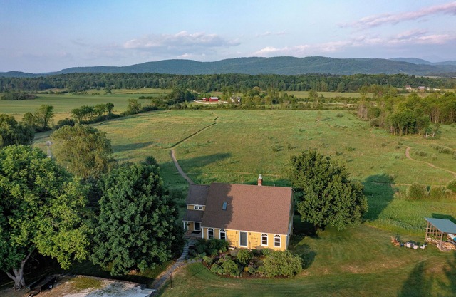 Charming 5-bedroom cottage near Lake Champlain and Downtown Burlington
