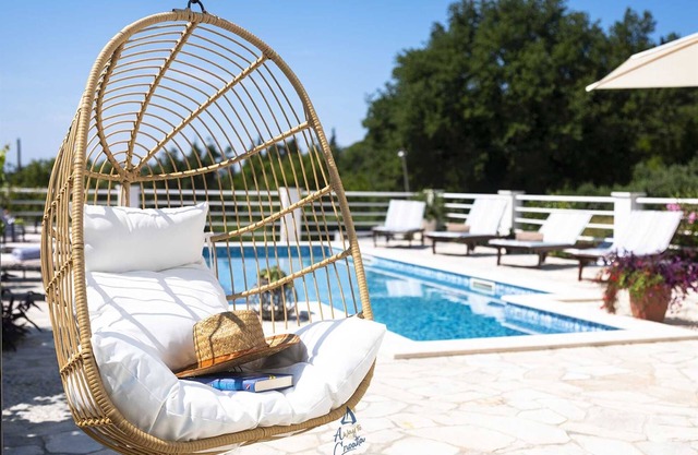 Charming 5-BR villa for 10 with swimming pool surrounded by nature