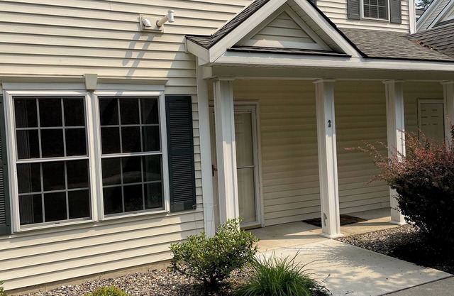 Charming 50's decorated condo next to Saratoga State Park and close to town.