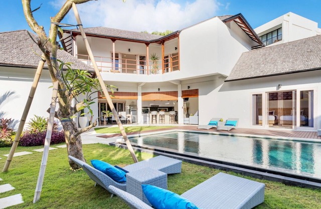 Charming 7BR Villa W/Pool & Balcony in Bali, Bali villa 2206