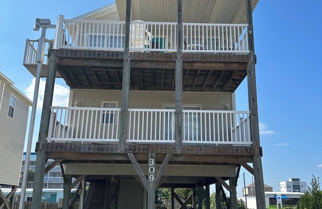 Charming and convenient 4 BR house in the heart of Surf City!
