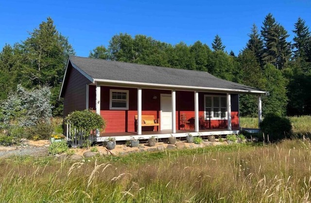 Charming and Cozy Little Farmhouse