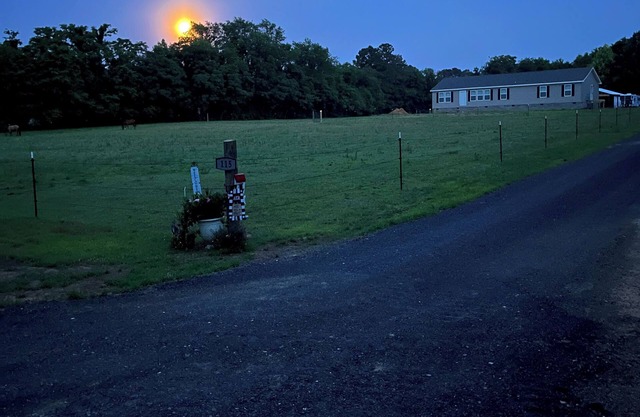 Charming and spacious 4-bedroom farm retreat with horses - Relax and Unwind!