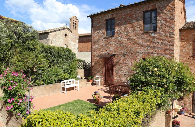 CHARMING APARTMENT IN THE HEART OF “CRETE SENESI”