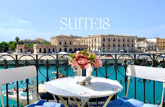 Charming Apartment with Sea View balcony, WiFi, Lift and 2 Bikes. Pet-friendly.