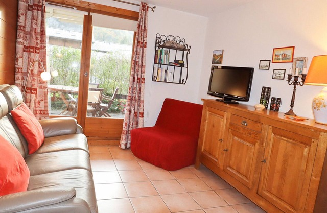 Charming Apartment with Pool, South-Facing Terrace, Near Village Center and Ski Bus