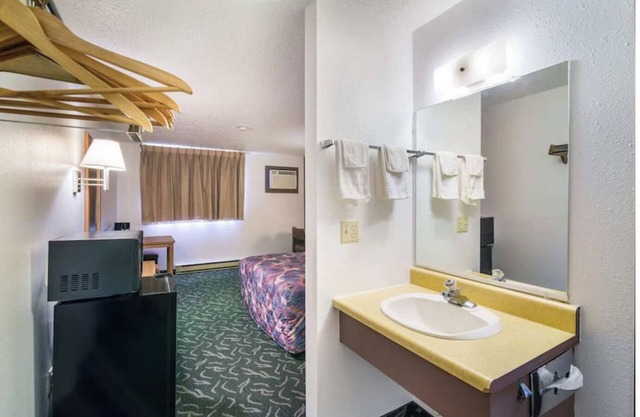 Charming B&B Loacated actual driving 30 MILES FROM MEDORA AND PARK ENTERANCEi-94