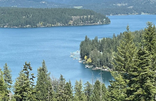 Charming B&B with Wi-Fi, fireplace, TV's, deck and a great view of Hayden Lake